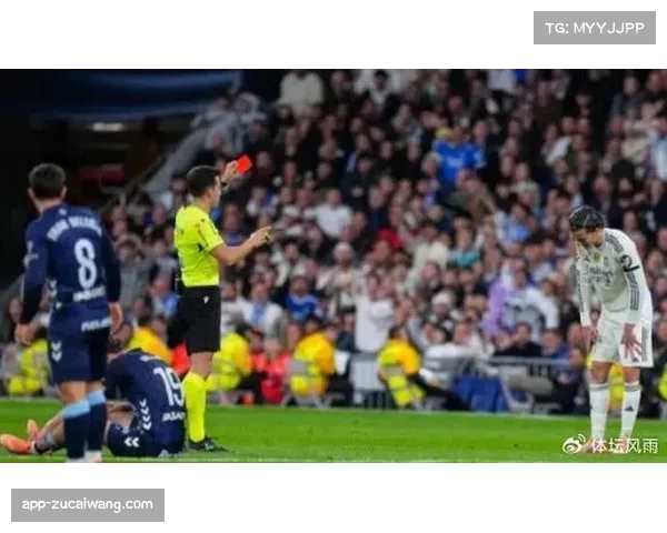 错失绝平点球后，塞尔塔前锋阿斯帕斯掩面长跪