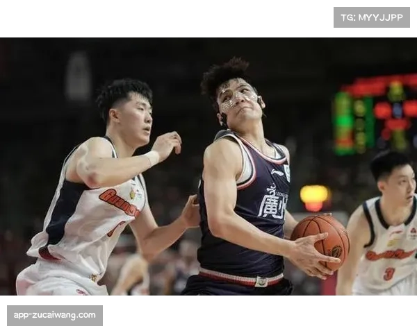 终场哨响，赵继伟与胡明轩相互致意，两人球衣皆已湿透